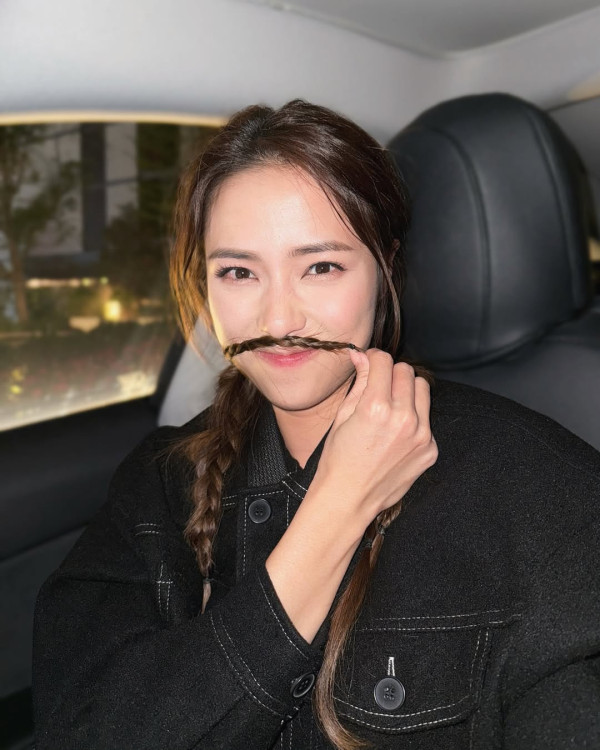 劉穎鏇鑽石級性感相放題夾出事業線！古惑手勢暗藏心機狂晒胸前Deep V