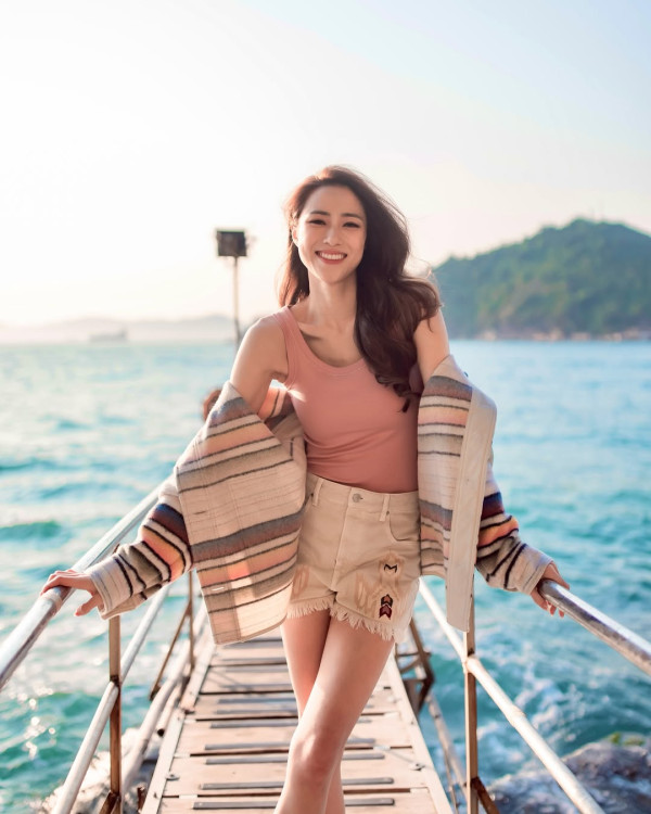 劉穎鏇鑽石級性感相放題夾出事業線！古惑手勢暗藏心機狂晒胸前Deep V