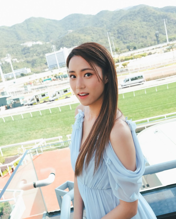 劉穎鏇無邊際泳池晒火辣泳衣照出水芙蓉！天台大解放44吋半逆天長腿比例極震撼