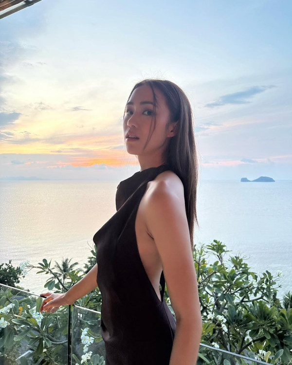 劉穎鏇鑽石級性感相放題夾出事業線！古惑手勢暗藏心機狂晒胸前Deep V