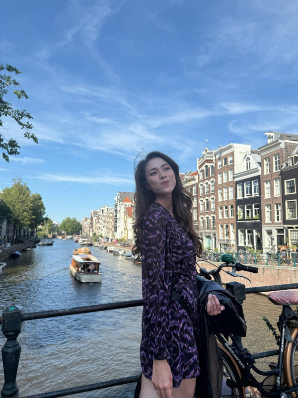 劉穎鏇無邊際泳池晒火辣泳衣照出水芙蓉！天台大解放44吋半逆天長腿比例極震撼