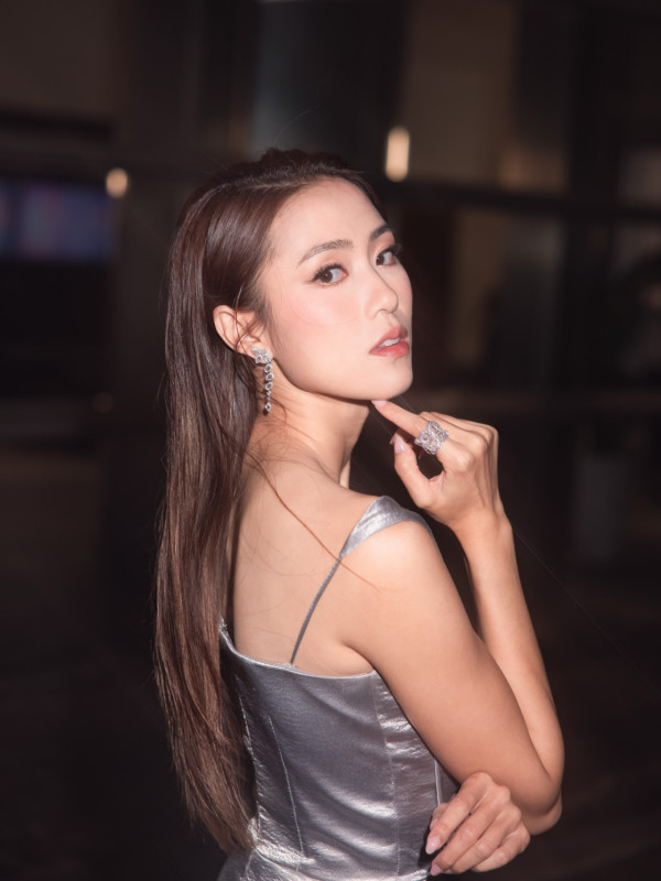 劉穎鏇無邊際泳池晒火辣泳衣照出水芙蓉！天台大解放44吋半逆天長腿比例極震撼