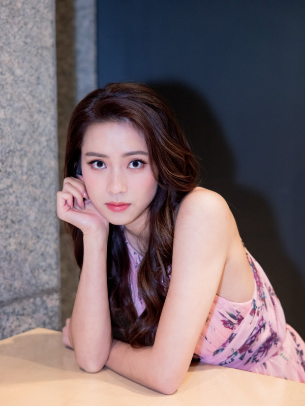 劉穎鏇無邊際泳池晒火辣泳衣照出水芙蓉！天台大解放44吋半逆天長腿比例極震撼