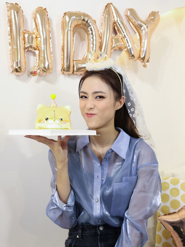 劉穎鏇鑽石級性感相放題夾出事業線！古惑手勢暗藏心機狂晒胸前Deep V