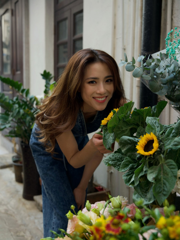 劉穎鏇鑽石級性感相放題夾出事業線！古惑手勢暗藏心機狂晒胸前Deep V