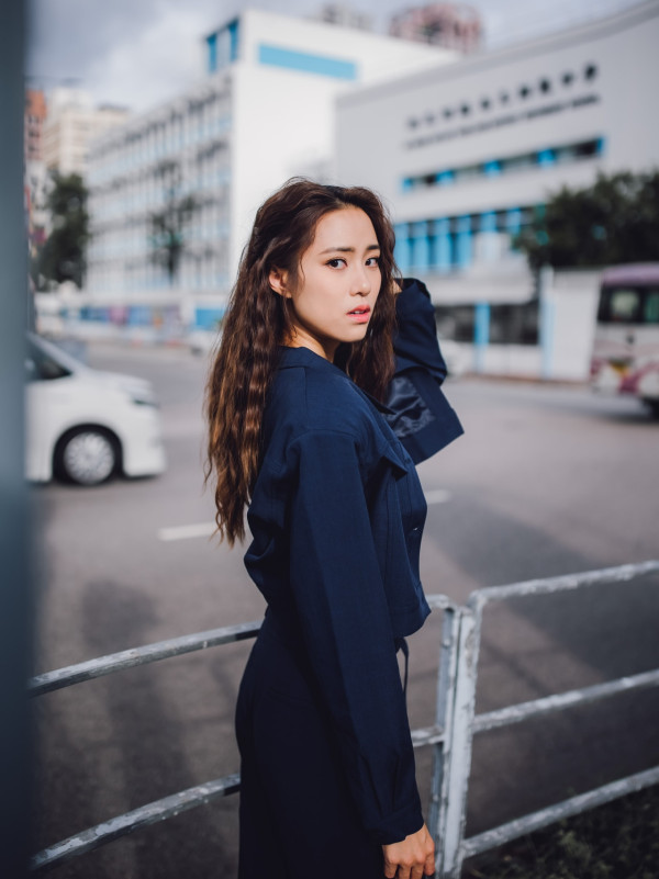 劉穎鏇鑽石級性感相放題夾出事業線！古惑手勢暗藏心機狂晒胸前Deep V