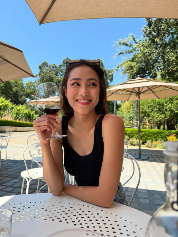 劉穎鏇鑽石級性感相放題夾出事業線！古惑手勢暗藏心機狂晒胸前Deep V