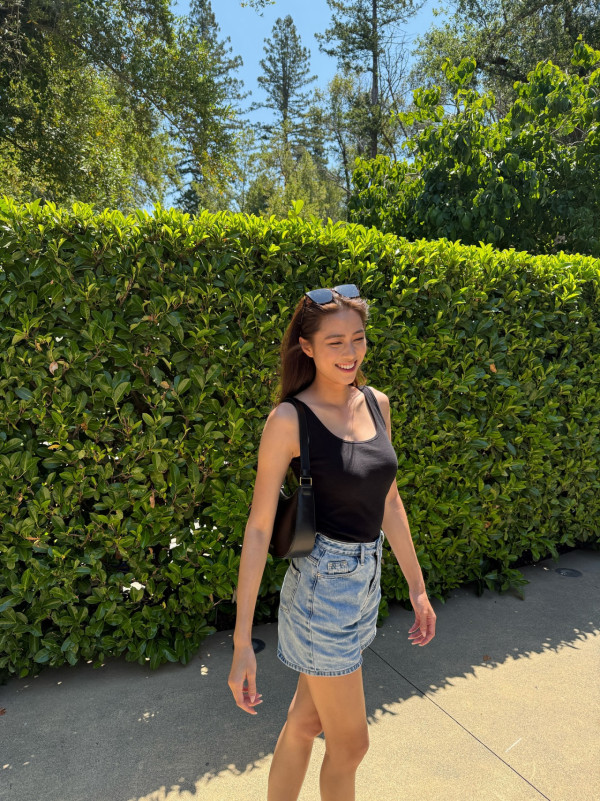 劉穎鏇鑽石級性感相放題夾出事業線！古惑手勢暗藏心機狂晒胸前Deep V