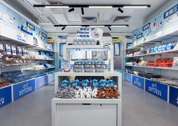 社畜IP角色Monday Bruce限定店登場!神還原迫地鐵場景/必買解壓公仔/金句揮春