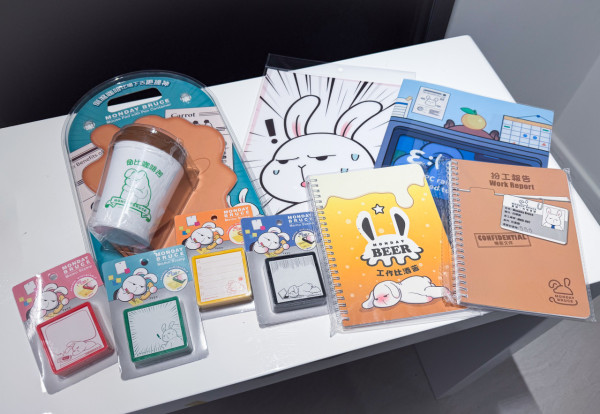 社畜IP角色Monday Bruce限定店登場！神還原迫地鐵場景/必買解壓公仔/金句揮春