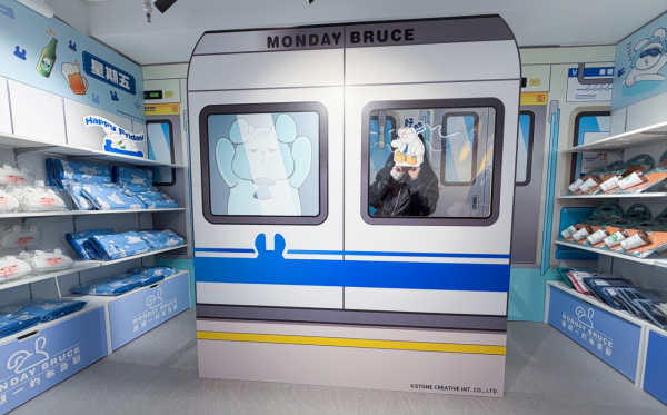 社畜IP角色Monday Bruce限定店登場！神還原迫地鐵場景/必買解壓公仔/金句揮春