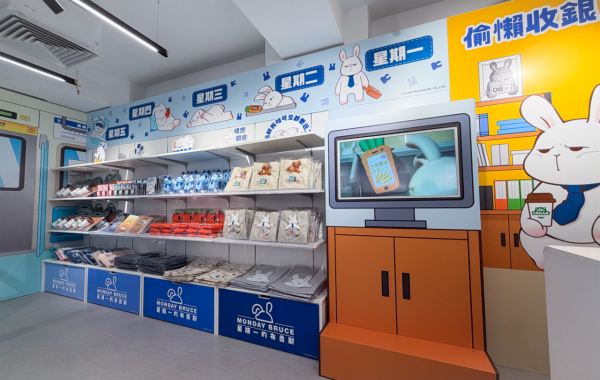 社畜IP角色Monday Bruce限定店登場!神還原迫地鐵場景/必買解壓公仔/金句揮春