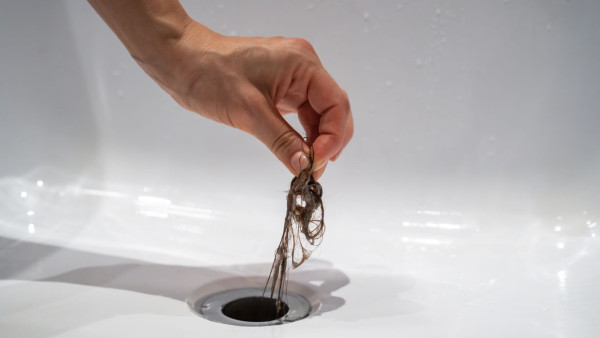 浴室沖涼又水浸？網民推「3米通渠神器」秒勾陳年頭髮！免通渠水、淘寶$30買到