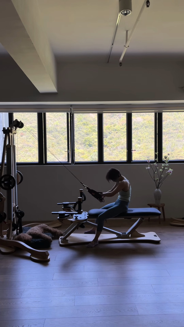 最受歡迎女歌星息影多年近況激罕曝光 57歲轉型運動導師晒fit爆身材一鳴驚人