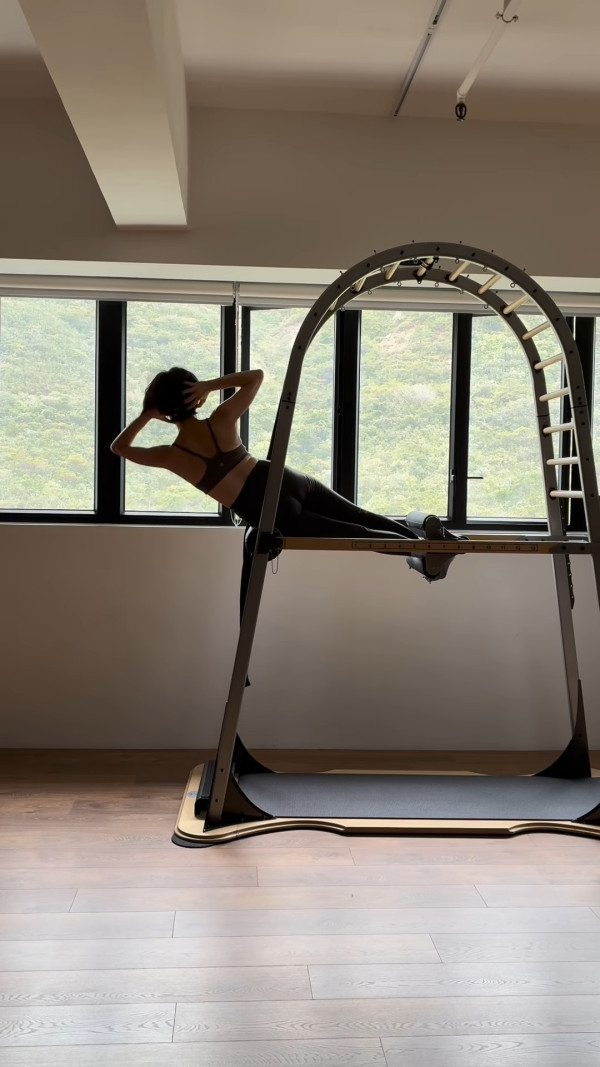 最受歡迎女歌星息影多年近況激罕曝光 57歲轉型運動導師晒fit爆身材一鳴驚人