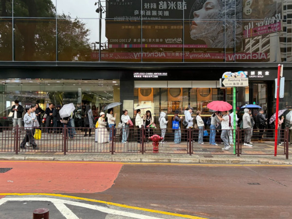 尖沙咀金行排隊潮！等3小時先入到、人龍「郁都唔郁」？揭秘1個原因買金平一大截