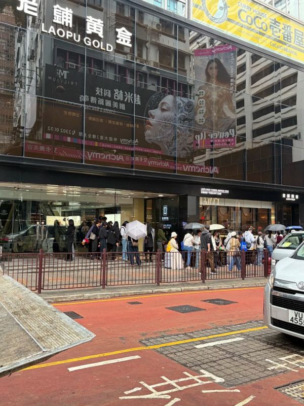 尖沙咀金行排隊潮！等3小時先入到、人龍「郁都唔郁」？揭秘1個原因買金平一大截