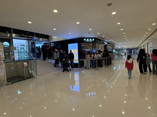 尖沙咀金行排隊潮！等3小時先入到、人龍「郁都唔郁」？揭秘1個原因買金平一大截