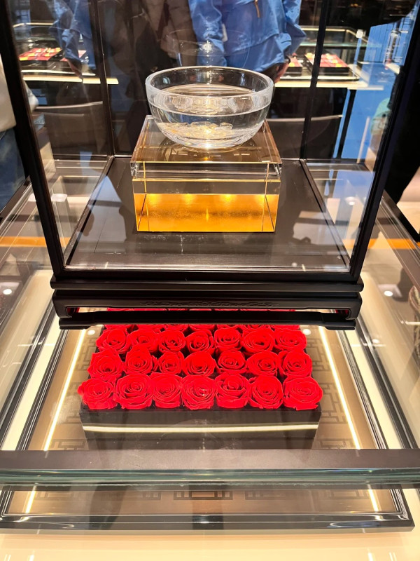 尖沙咀金行排隊潮！等3小時先入到、人龍「郁都唔郁」？揭秘1個原因買金平一大截