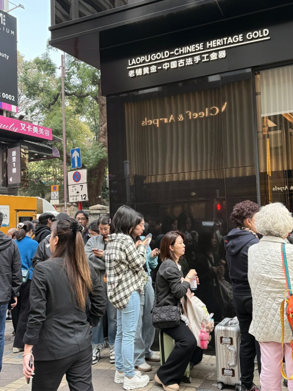 尖沙咀金行排隊潮！等3小時先入到、人龍「郁都唔郁」？揭秘1個原因買金平一大截
