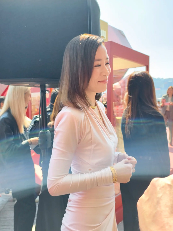 佘詩曼緊身裙生圖真人原來瘦到咁？ 50歲真實身形曝光「腰精」震驚網民