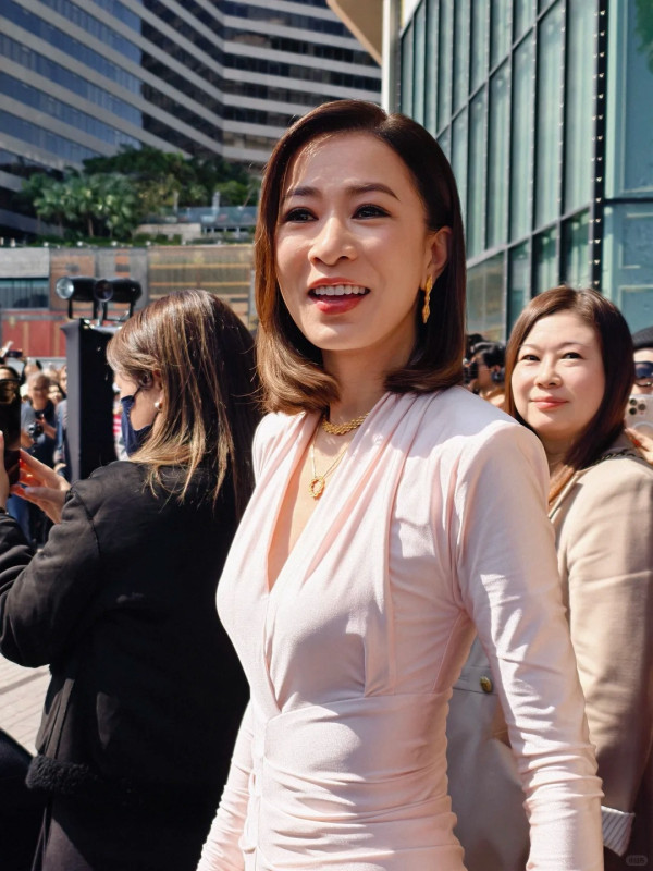 佘詩曼緊身裙生圖真人原來瘦到咁？ 50歲真實身形曝光「腰精」震驚網民