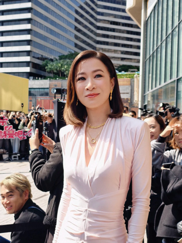 佘詩曼緊身裙生圖真人原來瘦到咁？ 50歲真實身形曝光「腰精」震驚網民