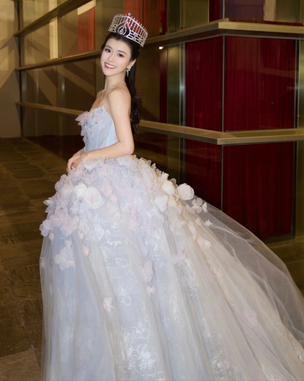 港姐冠軍無視大台禁愛令唔驚被雪？頭貼頭激吻男友高調慶祝拍拖3周年