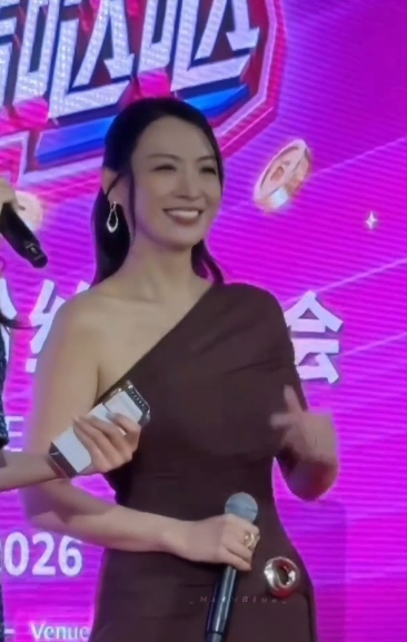 52歲陳煒生圖流出輾壓28歲劉穎鏇！母女年齡差同框驚現「姊妹感」震撼網民