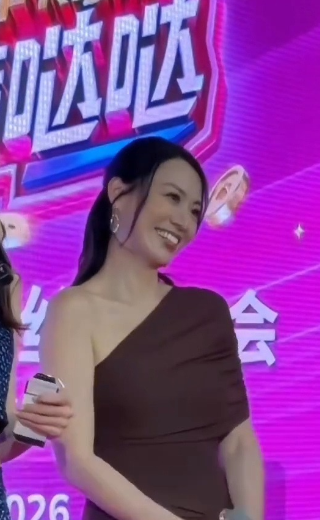 52歲陳煒生圖流出輾壓28歲劉穎鏇！母女年齡差同框驚現「姊妹感」震撼網民