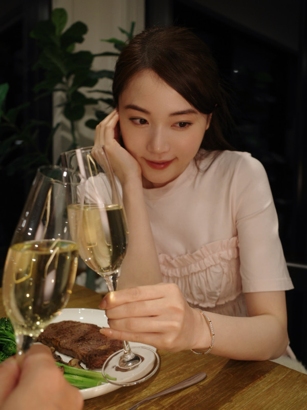 Yanny陳穎欣新婚後首個情人節高調曬鑽飾 老公視角超激罕放閃「眼中得一人」