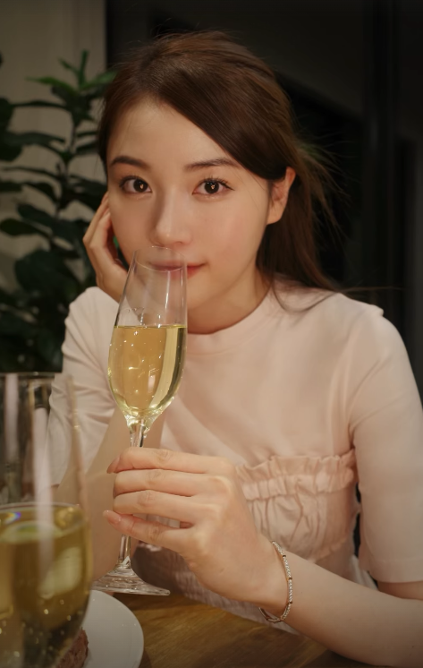 Yanny陳穎欣新婚後首個情人節高調曬鑽飾 老公視角超激罕放閃「眼中得一人」