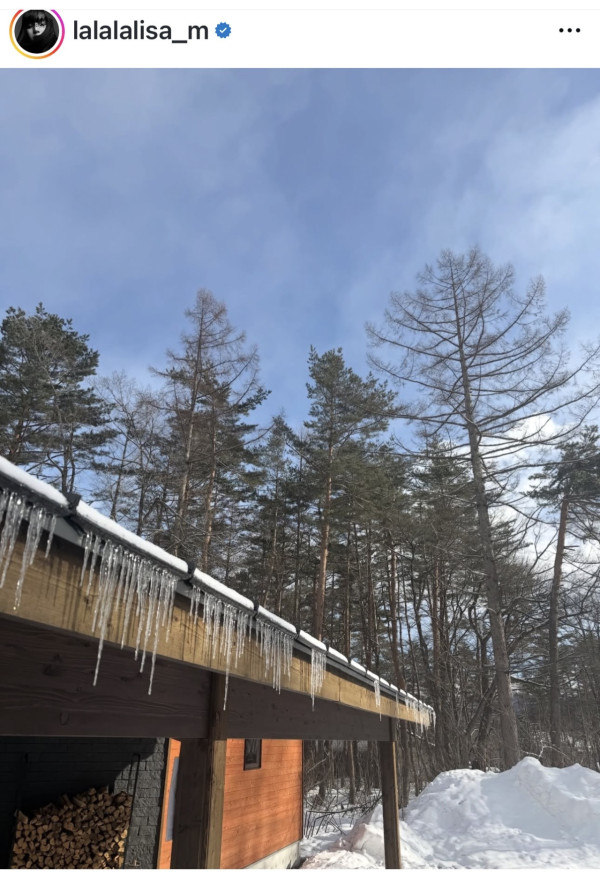 (圖: lalalalisa_m IG) BLACKPINK LISA雪地著比堅尼因「神級羽絨」一件貴過首期!揭極罕真相有錢未必買到