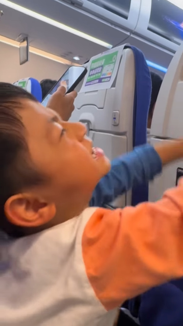 鄭俊弘天使仔仔搭飛機拍凳被公審！何雁詩一句神反擊揭前座身份 網民即刻靜晒