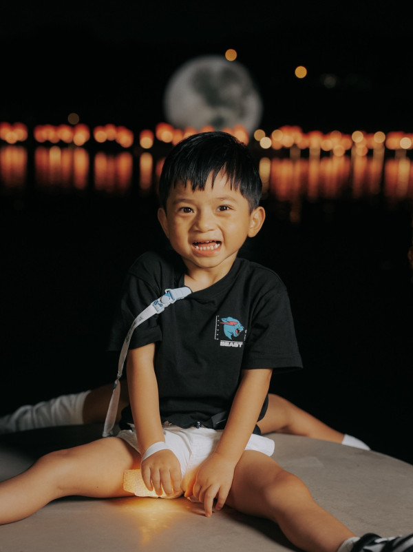 鄭俊弘天使仔仔搭飛機拍凳被公審！何雁詩一句神反擊揭前座身份 網民即刻靜晒