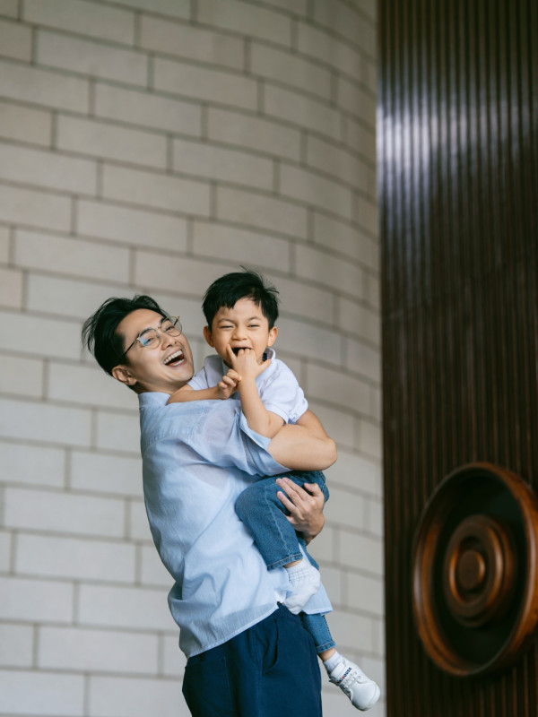 鄭俊弘天使仔仔搭飛機拍凳被公審！何雁詩一句神反擊揭前座身份 網民即刻靜晒