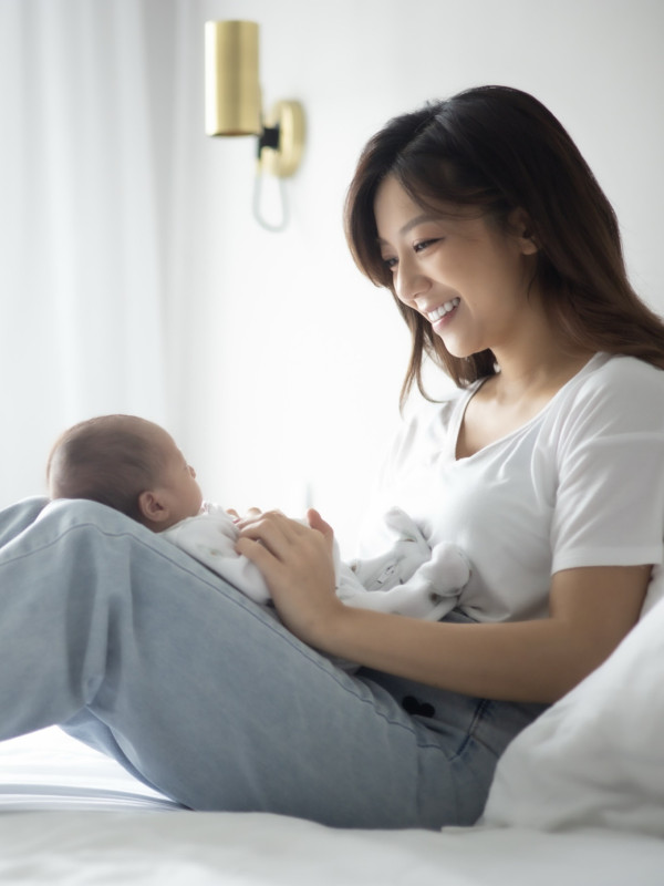 何雁詩搭飛機帶「天使仔仔」興奮拍凳被公審罵擾民 真相曝光網民唔敢再出聲