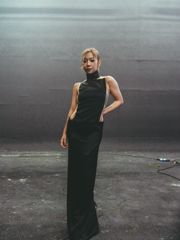 何雁詩搭飛機帶「天使仔仔」興奮拍凳被公審罵擾民 真相曝光網民唔敢再出聲