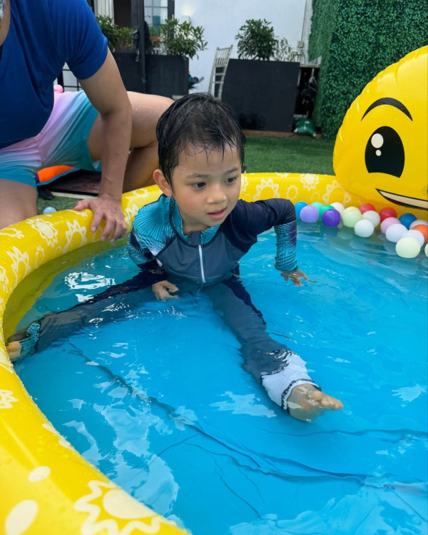 何雁詩搭飛機帶「天使仔仔」興奮拍凳被公審罵擾民 真相曝光網民唔敢再出聲