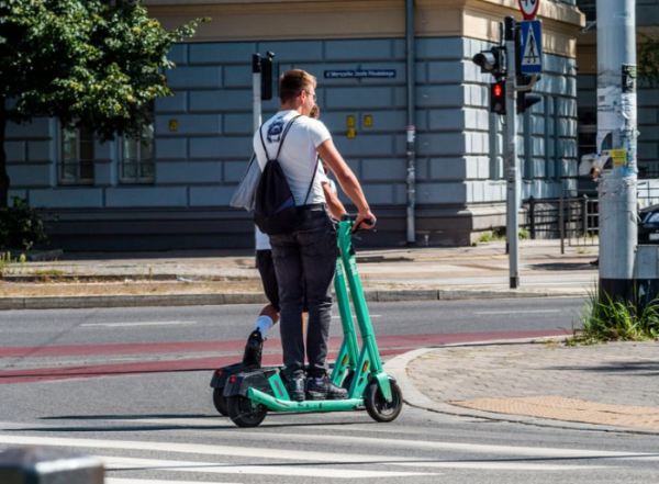 九龍城馬路突變「藍海」？網民以為去咗泳池、拆解變色真相：原來係回憶