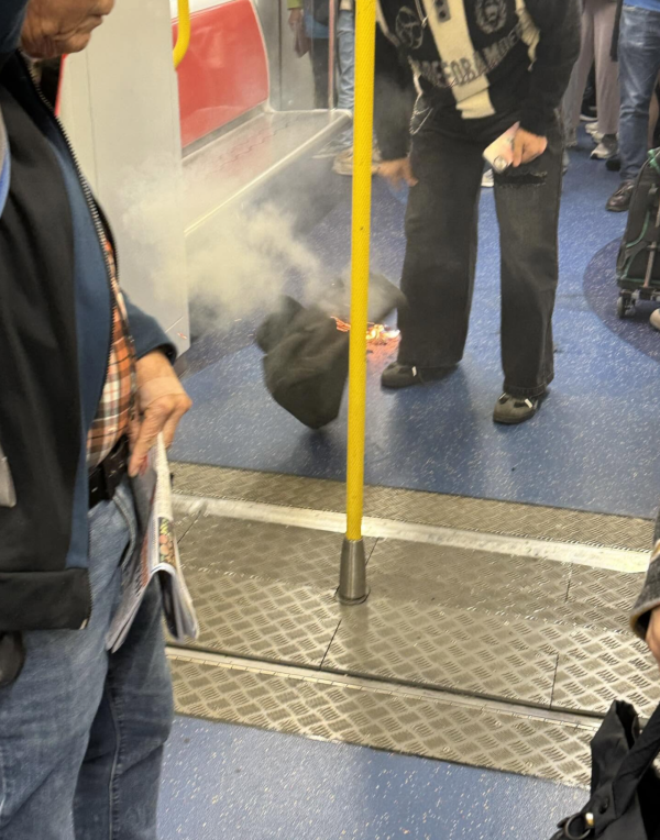 荃灣西站尿袋着火冒煙 疏散400乘客離開現場 【即睇詳情】