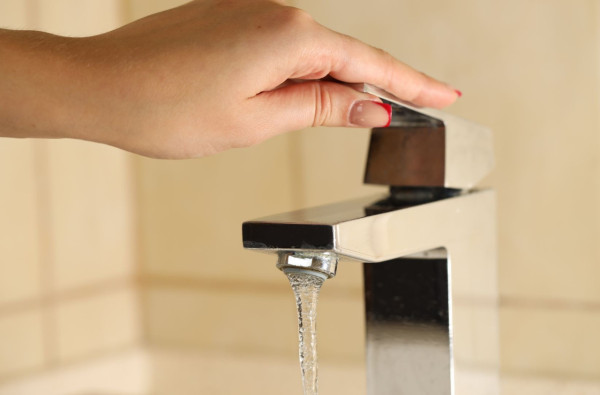 港人日日煮飯沖涼「水費單 $0」！網民驚問點做到？水務署1情況免收費