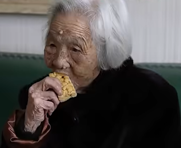 101歲「旅遊達人」長壽秘訣曝光︰朝早必喝1飲品!行遍大江南北「想去看看世界」