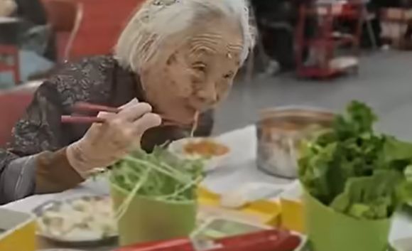 101歲「旅遊達人」長壽秘訣曝光︰朝早必喝1飲品!行遍大江南北「想去看看世界」