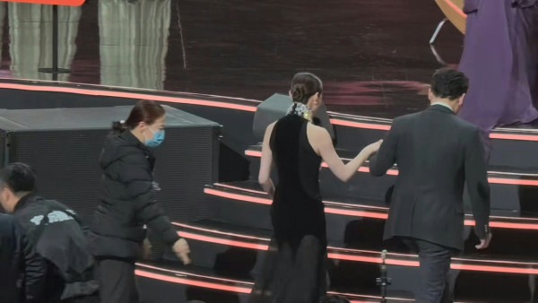 佘詩曼上台領獎慘當眾仆低！狠狠摔倒驚險畫面流出 一即時反應揭專業態度