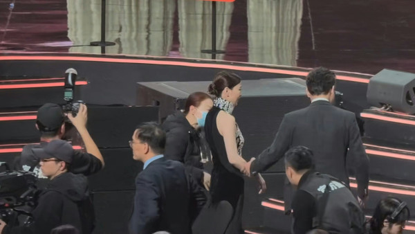 佘詩曼上台領獎慘當眾仆低！狠狠摔倒驚險畫面流出 一即時反應揭專業態度