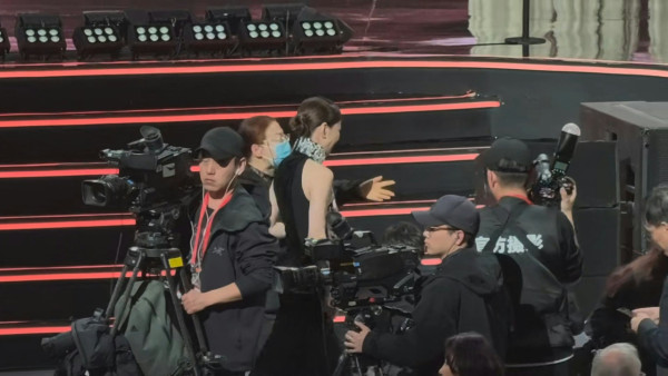 佘詩曼上台領獎慘當眾仆低！狠狠摔倒驚險畫面流出 一即時反應揭專業態度