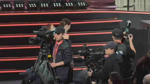 佘詩曼上台領獎慘當眾仆低！狠狠摔倒驚險畫面流出 一即時反應揭專業態度