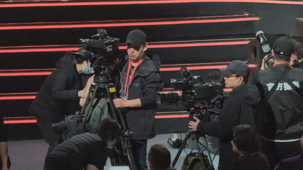 佘詩曼上台領獎慘當眾仆低！狠狠摔倒驚險畫面流出 一即時反應揭專業態度