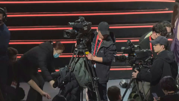 佘詩曼上台領獎慘當眾仆低！狠狠摔倒驚險畫面流出 一即時反應揭專業態度